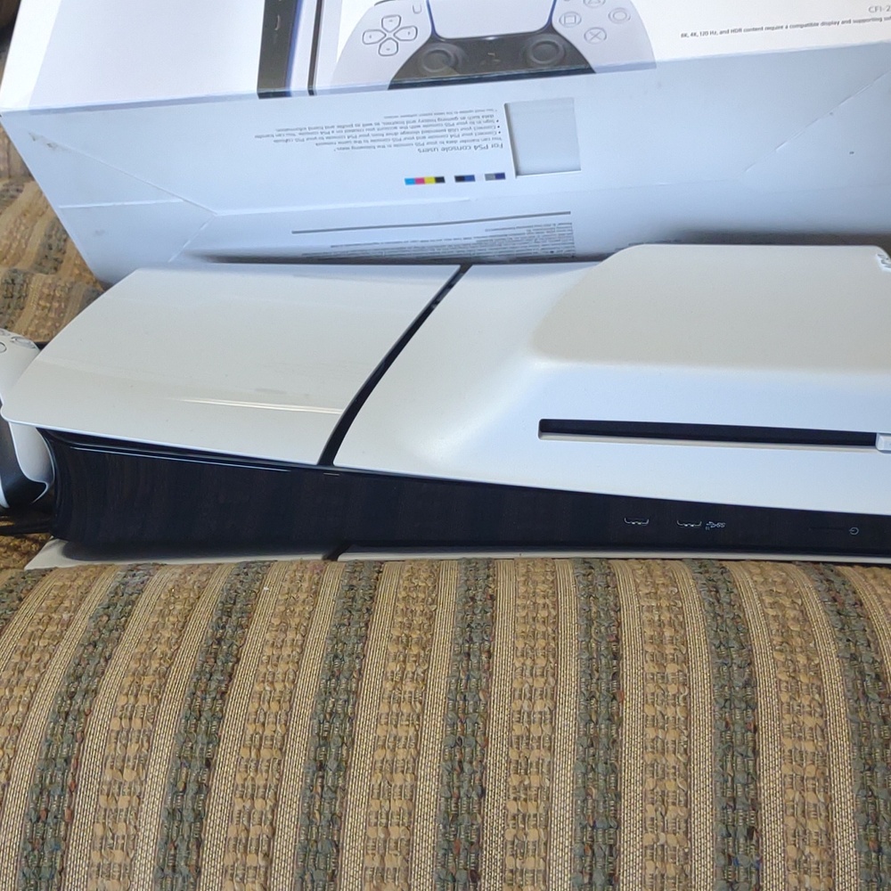 New PS5 with controller - Picture 3 of 6